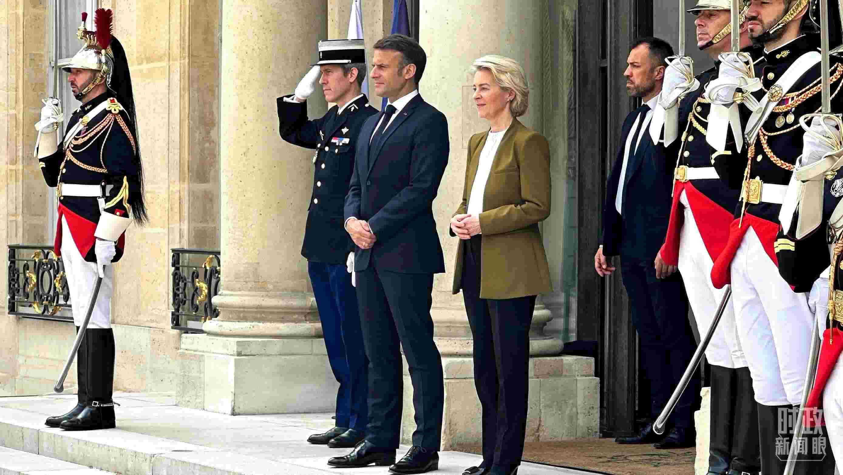 △中法歐領(lǐng)導(dǎo)人三方會晤后，馬克龍總統(tǒng)和馮德萊恩主席將習(xí)主席送至上車處。（總臺央視記者關(guān)舟拍攝）