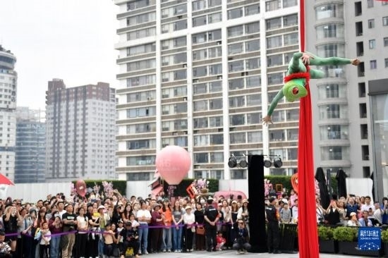 5月7日，演員在長沙國金中心表演木偶劇。新華社記者 陳振海 攝