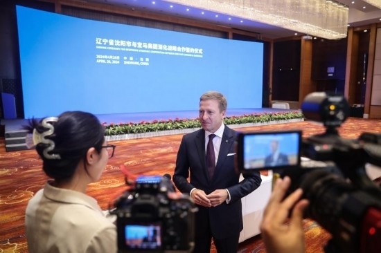 4月26日，寶馬集團(tuán)董事長齊普策接受采訪。新華社記者 潘昱龍 攝