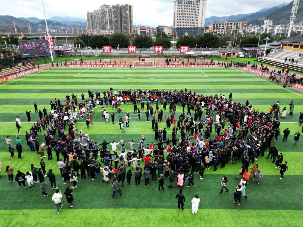 比賽結(jié)束后，兩隊(duì)隊(duì)員、親友團(tuán)和大批觀眾手拉手跳起侗族舞蹈。新華社發(fā)（王炳真攝）