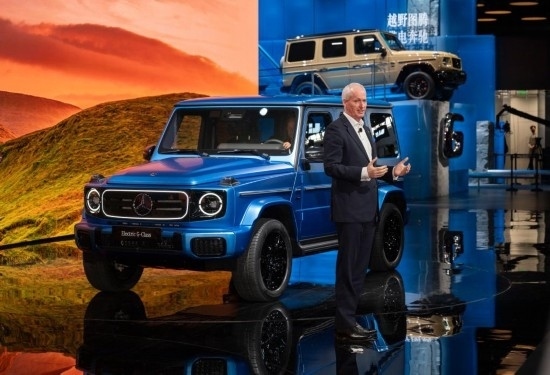 4月25日，在北京中國國際展覽中心順義館舉行的2024北京車展上，梅賽德斯—奔馳集團(tuán)股份公司董事會成員唐仕凱介紹梅賽德斯—奔馳純電G級越野車。新華社記者 才揚(yáng) 攝