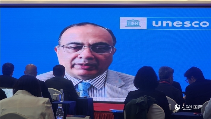 聯(lián)合國(guó)教科文組織駐華代表處代表夏澤翰通過(guò)視頻致辭。人民網(wǎng)記者 萬(wàn)宇攝