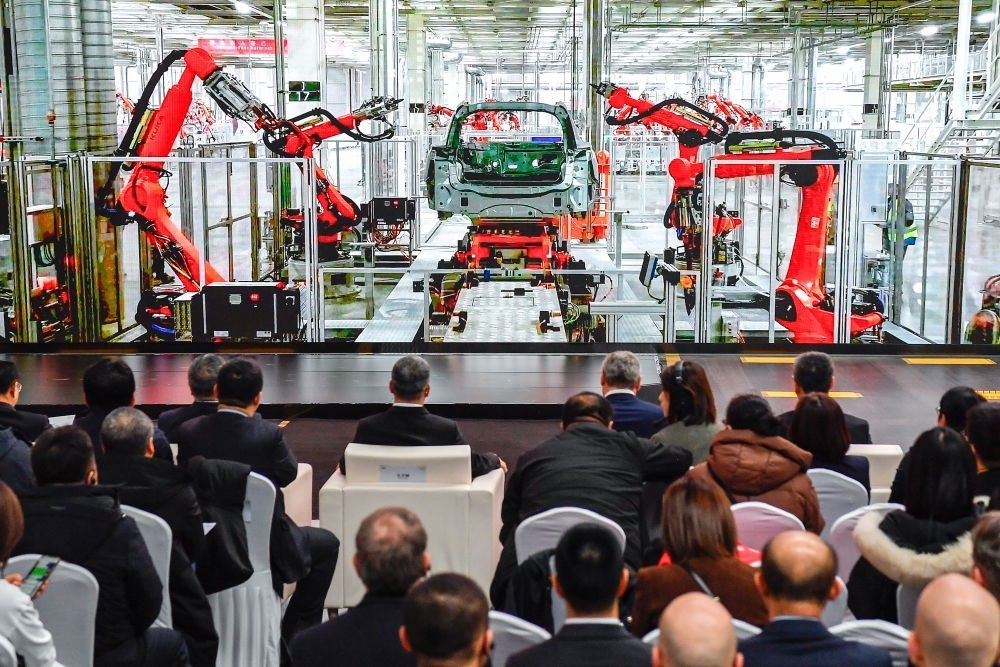 2024年1月26日，奧迪一汽新能源汽車有限公司預(yù)批量生產(chǎn)正式啟動，嘉賓觀看奧迪一汽新能源汽車有限公司生產(chǎn)車間的宣傳短片。新華社記者 許暢 攝