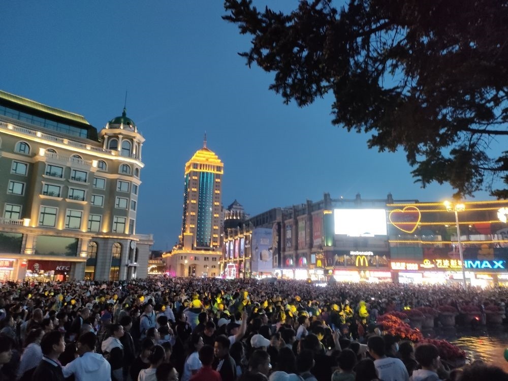 “五一”假期，哈爾濱松花江畔游人如織（2024年5月2日攝）。新華社記者 朱悅 攝