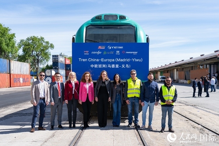 義新歐集團合作伙伴德鐵貨運歐亞有限公司員工與紀念號班列合影留念。大衛(wèi)·阿瑪爾攝