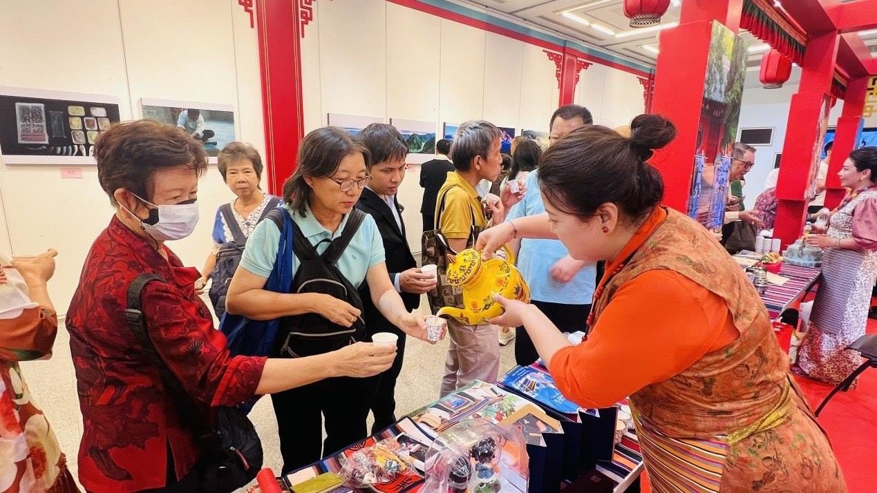 觀眾爭相體驗(yàn)酥油茶。曼谷中國文化中心供圖