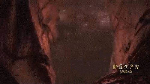 要甄別并發(fā)現(xiàn)暗物質(zhì)粒子，如同在一場人聲鼎沸的足球比賽現(xiàn)場聽見一根鋼針跌落的聲音。