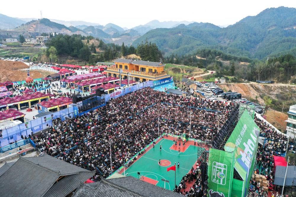 貴州省臺(tái)江縣舉辦的2024年“村BA”球王爭(zhēng)霸賽現(xiàn)場(chǎng)（2024年3月22日攝，無(wú)人機(jī)照片）。新華社記者 楊文斌 攝
