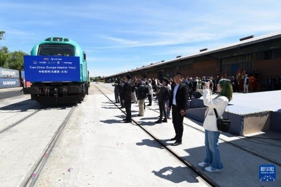 5月8日，在西班牙馬德里，嘉賓們參加中歐班列（義烏—馬德里）開行十周年紀(jì)念號班列發(fā)車儀式。新華社發(fā)（古斯塔沃·巴連特攝）