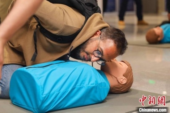 5月9日，留學(xué)生利用假人道具練習(xí)心肺復(fù)蘇技巧。張鷹 攝