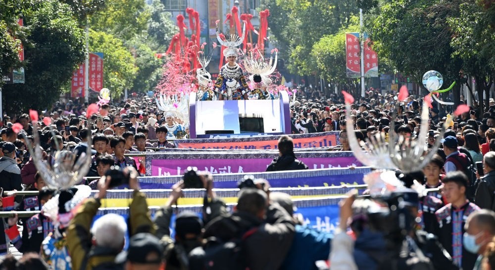 在貴州雷山縣縣城，苗族群眾身著盛裝，載歌載舞參加苗年和鼓藏節(jié)的巡游活動(dòng)（2023年11月16日攝）。新華社記者 楊楹 攝