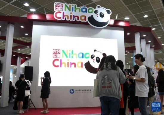 5月9日，在韓國(guó)首爾舉行的首爾國(guó)際旅游展上，參觀者在中國(guó)展區(qū)參加體驗(yàn)項(xiàng)目。新華社記者 姚琪琳 攝