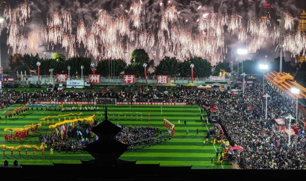 在貴州省榕江縣舉行的2024全國(guó)“村晚”示范展示活動(dòng)暨貴州“村超村晚”活動(dòng)中，音樂煙花秀精彩上演（2024年2月3日攝，無(wú)人機(jī)照片）。新華社記者 劉續(xù) 攝