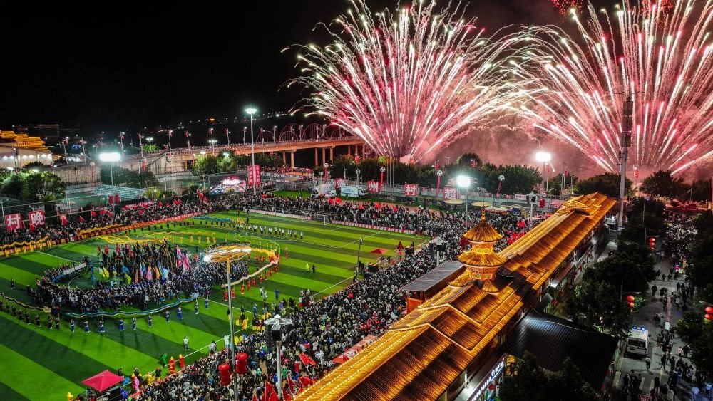 在貴州省榕江縣舉行的2024全國(guó)“村晚”示范展示活動(dòng)暨貴州“村超村晚”活動(dòng)中，音樂煙花秀精彩上演（2024年2月3日攝，無(wú)人機(jī)照片）。新華社記者 劉續(xù) 攝