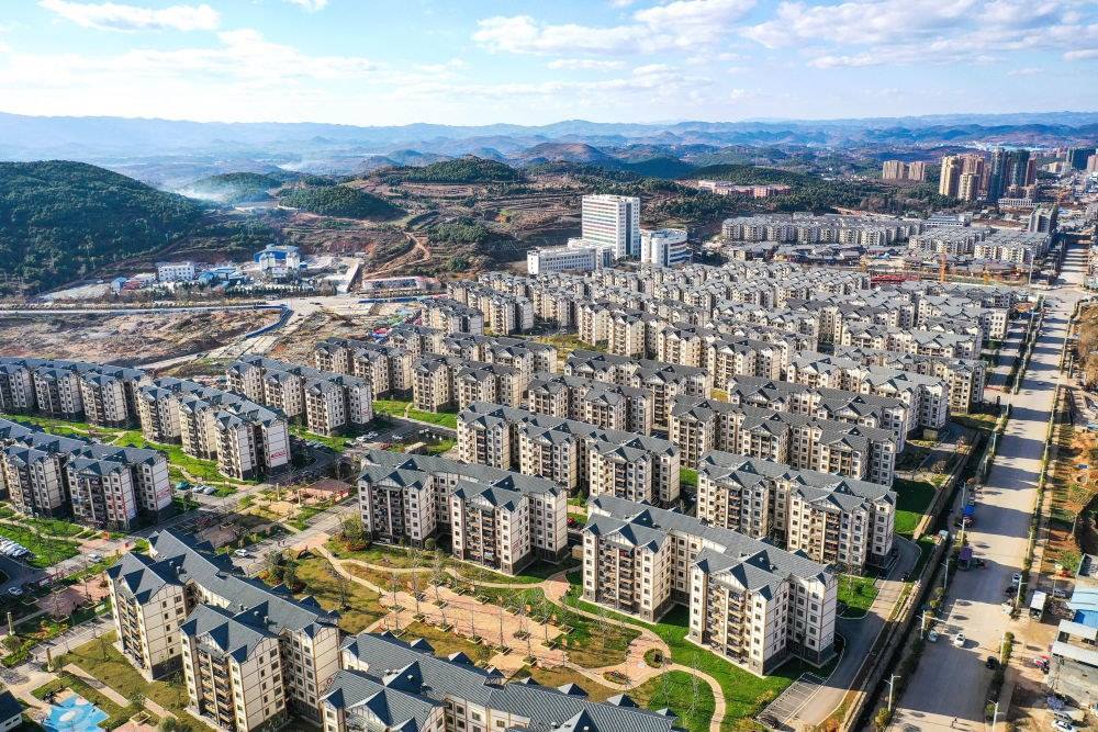 貴州省威寧縣五里崗街道朝陽(yáng)新城易地扶貧搬遷安置小區(qū)（2021年11月28日攝，無(wú)人機(jī)照片）。新華社記者 楊文斌 攝