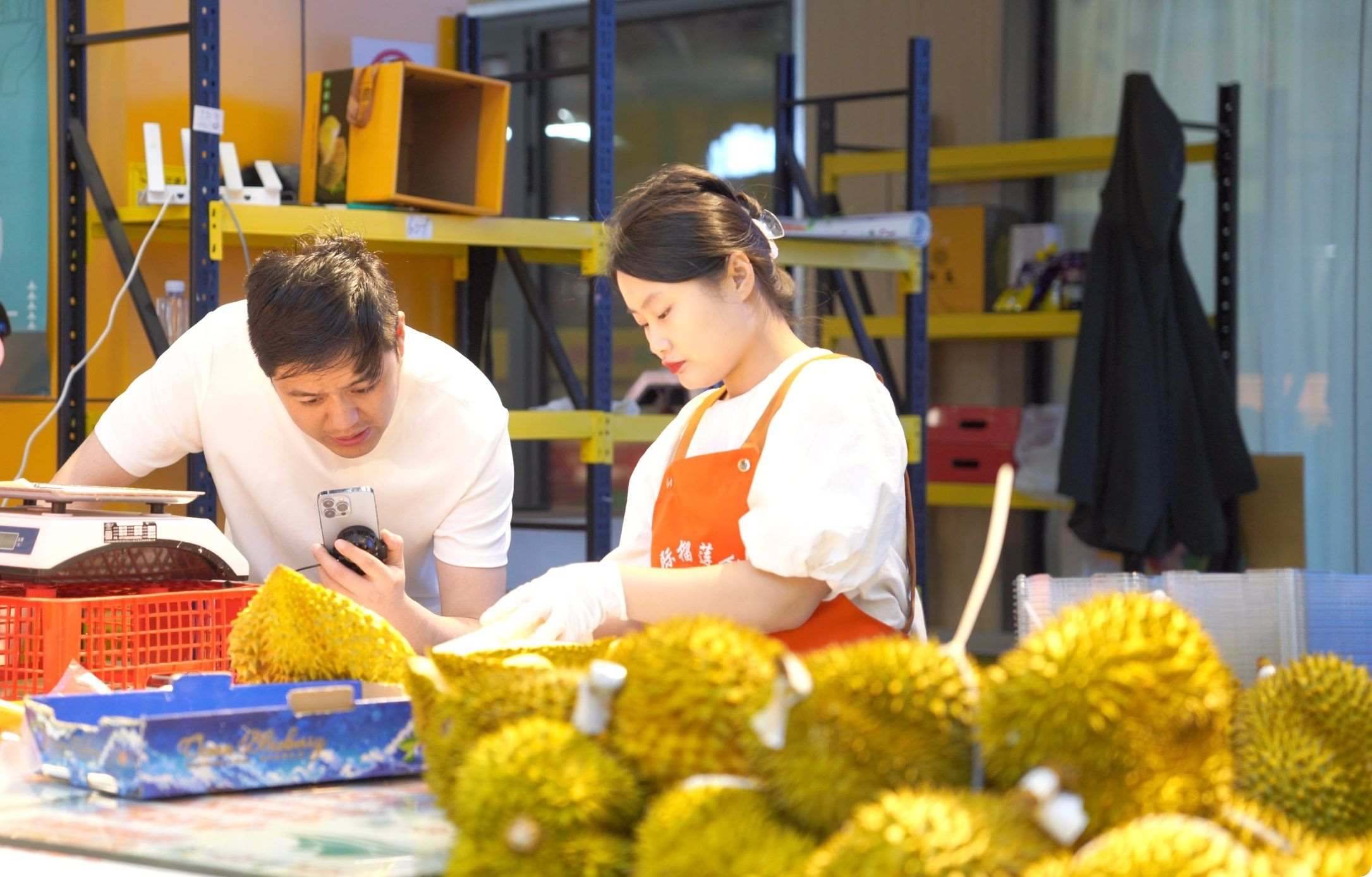 榴蓮商家正在通過手機直播銷售榴蓮。人民網記者申佳平 攝