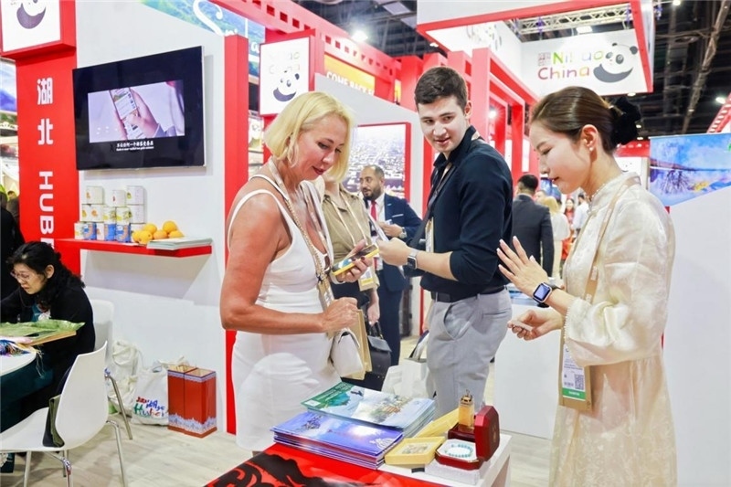 觀眾在參觀中國展臺。錢文康攝