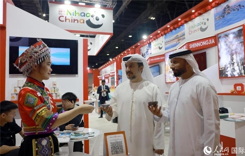 兩名阿聯(lián)酋觀眾在品嘗湖北名茶。人民網(wǎng)記者管克江攝