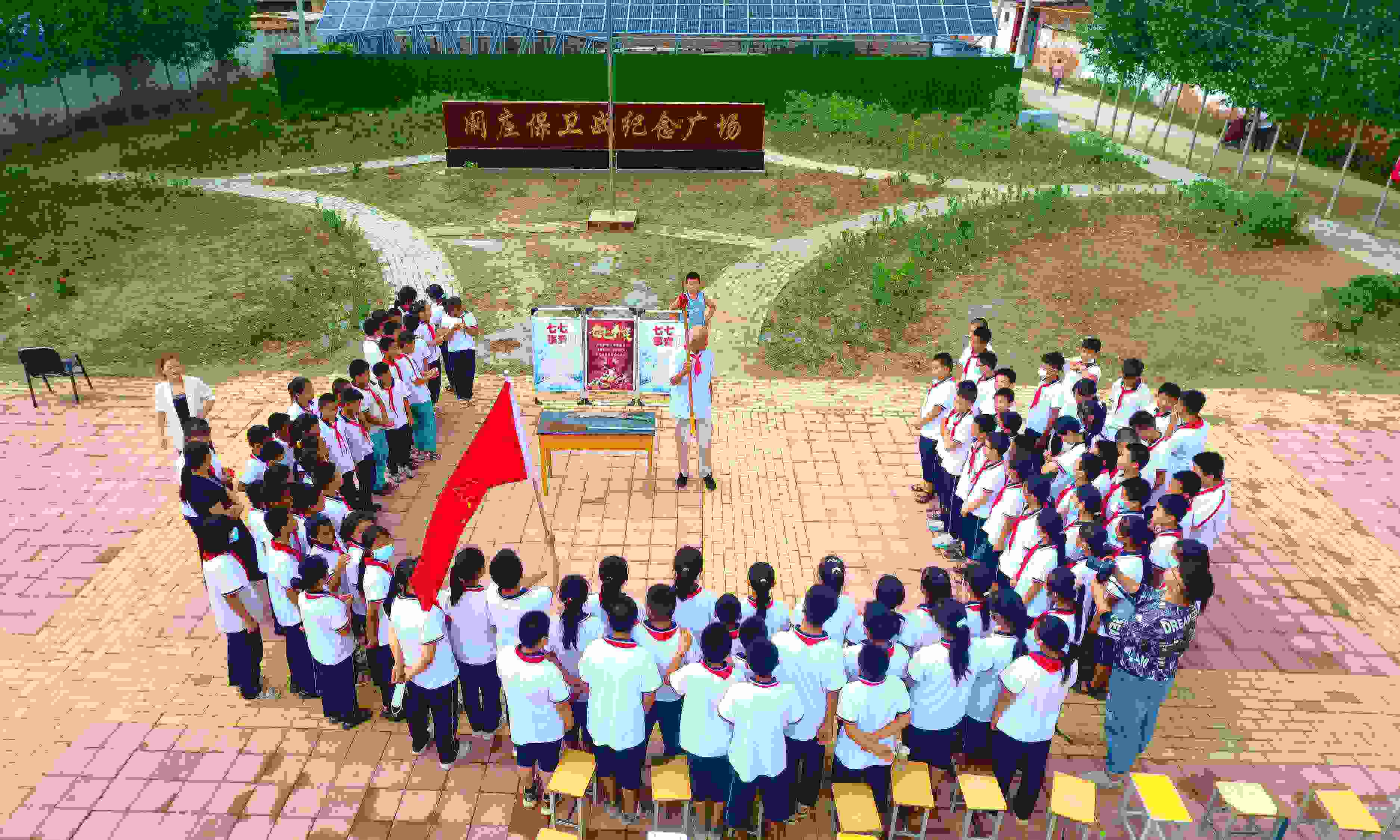 2022年7月6日，山東省聊城市，在茌平區(qū)菜屯鎮(zhèn)闞莊村的闞莊保衛(wèi)戰(zhàn)紀念廣場，闞莊保衛(wèi)戰(zhàn)親歷者王光木老人為小學生們講述抗戰(zhàn)故事，展示大刀、長矛。