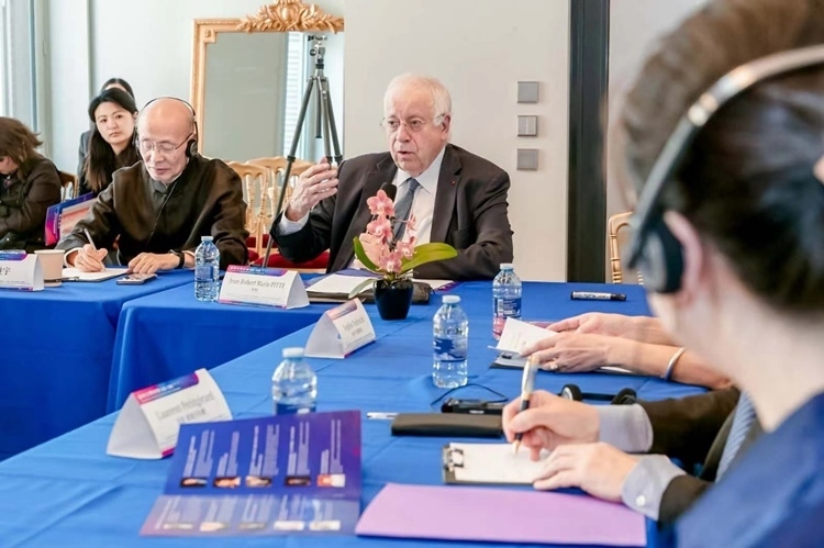 法蘭西科學院副院長、巴黎地理學會主席讓-羅伯特·馬里·皮特先生發(fā)言（圖片：中國傳媒大學