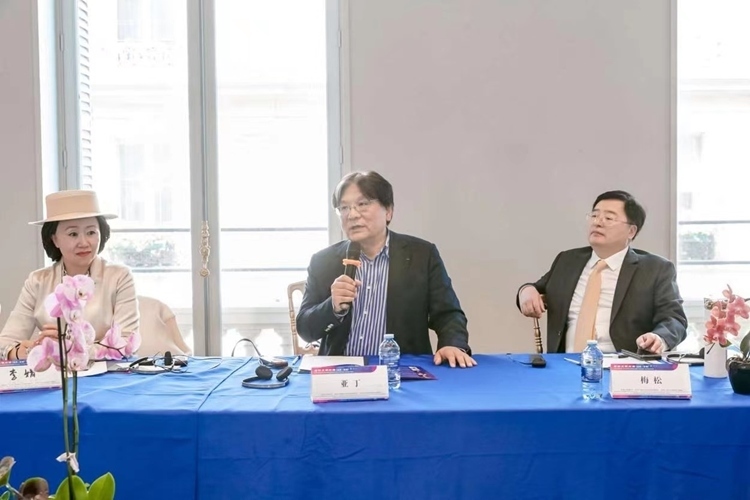 法中交流促進會會長、作家、翻譯家、法國最高榮譽騎士勛章獲得者亞丁發(fā)言（圖片：中國傳媒大學