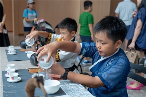 新加坡孩子們?cè)诨顒?dòng)現(xiàn)場(chǎng)體驗(yàn)學(xué)習(xí)茶藝。新加坡中國(guó)文化中心供圖