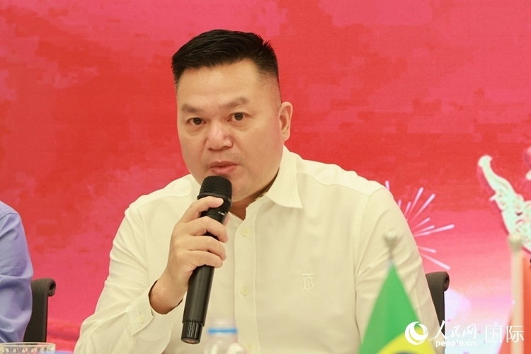 巴西和統(tǒng)會會長張小春在座談會上致辭。人民網(wǎng)記者 陳海琪攝