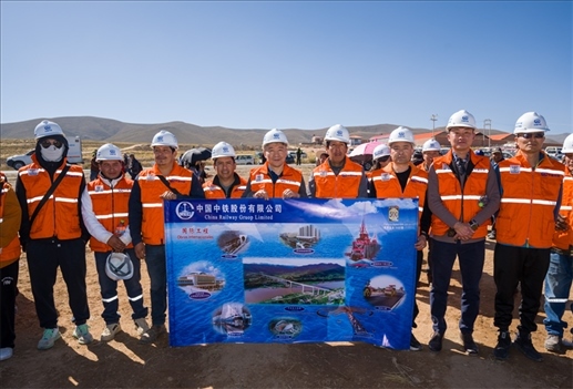 奧魯羅公路項(xiàng)目開工儀式現(xiàn)場，中國中鐵員工代表合影。中國中鐵供圖