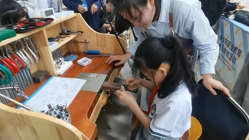 中小學(xué)生在現(xiàn)場進(jìn)行職業(yè)教育體驗(yàn) 人民網(wǎng)記者 崔競文攝