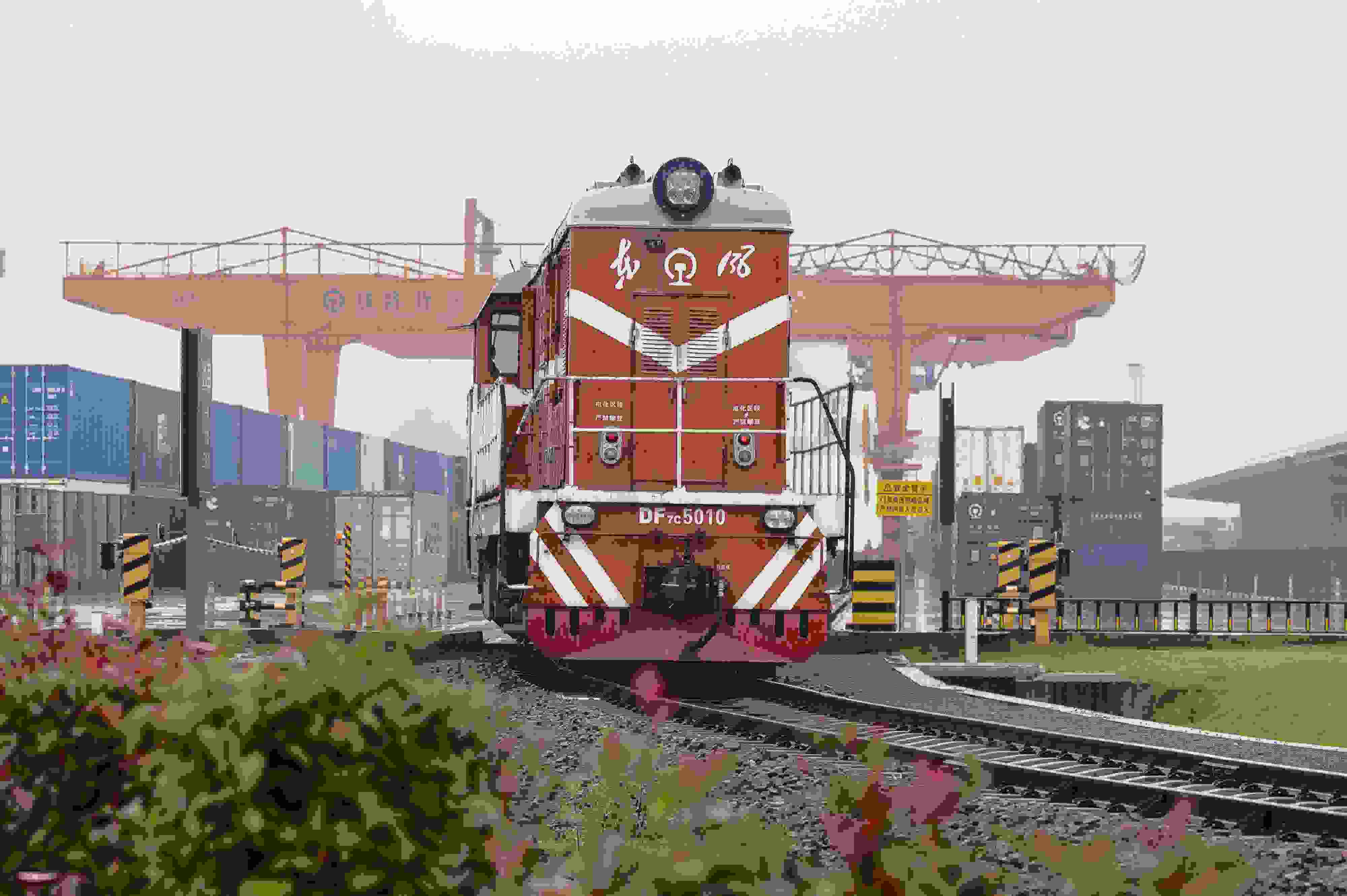 2024年5月5日，“五一”假期最后一天。在浙江省金華市金東區(qū)鐵路金華南站，一列滿載110標(biāo)箱的中歐班列緩緩啟程駛往匈牙利。