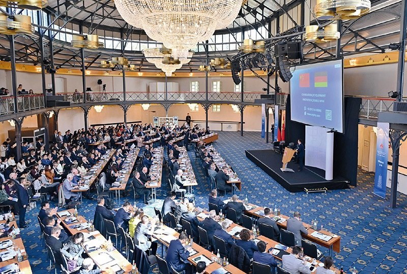 2024“投資中國”系列活動(dòng)德國專場4月5日在巴登—符滕堡州首府斯圖加特市舉行，活動(dòng)吸引德國工商界代表超300人參加。圖為當(dāng)日拍攝的活動(dòng)現(xiàn)場。 新華社記者 任鵬飛/攝