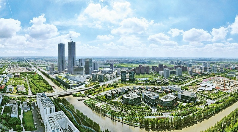 建立全國第一個(gè)國際貿(mào)易“單一窗口”，開設(shè)全國第一批自由貿(mào)易賬戶，設(shè)立全國第一家外商獨(dú)資醫(yī)院、第一家外商獨(dú)資公募基金公司、第一家外商獨(dú)資汽車制造企業(yè)……中國（上海）自由貿(mào)易試驗(yàn)區(qū)掛牌以來，誕生了若干個(gè)“全國第一”，在制造業(yè)、金融業(yè)等數(shù)十個(gè)開放領(lǐng)域，實(shí)現(xiàn)一批全國首創(chuàng)項(xiàng)目落地。圖為上海自貿(mào)區(qū)張江片區(qū)（2023年9月10日攝，無人機(jī)照片）。 新華社記者 方喆/攝