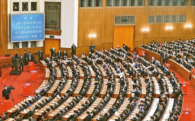 2023年3月10日，十四屆全國人大一次會(huì)議在北京人民大會(huì)堂舉行第三次全體會(huì)議，表決通過了關(guān)于國務(wù)院機(jī)構(gòu)改革方案的決定。圖為會(huì)議現(xiàn)場。 新華社記者 岳月偉/攝