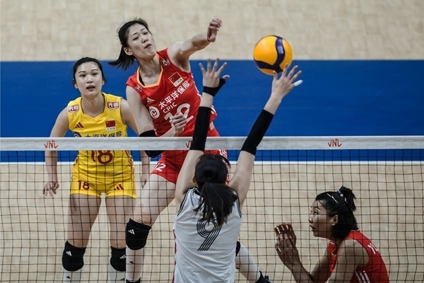 李盈瑩(上)扣球。圖片來源：國際排聯(lián)