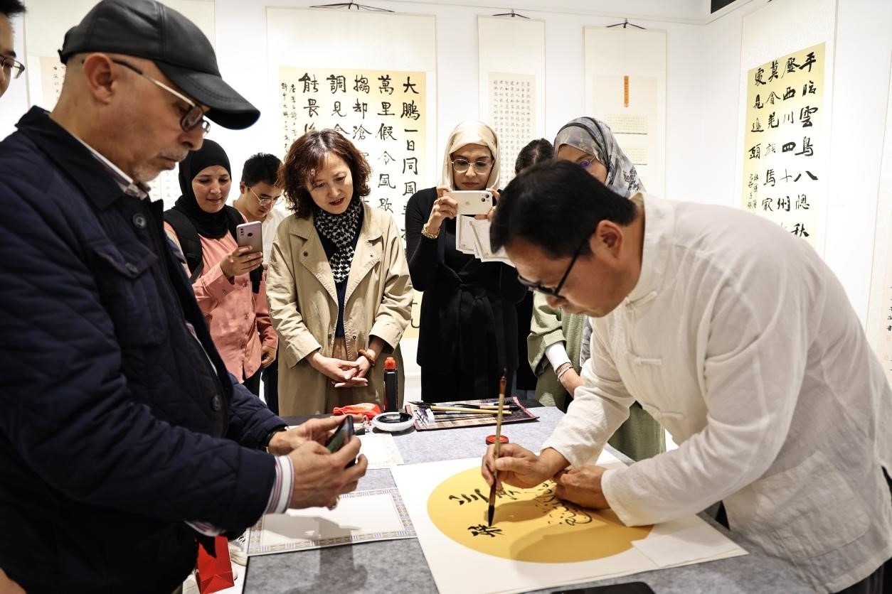 中摩書法老師在共同創(chuàng)作。拉巴特中國(guó)文化中心供圖