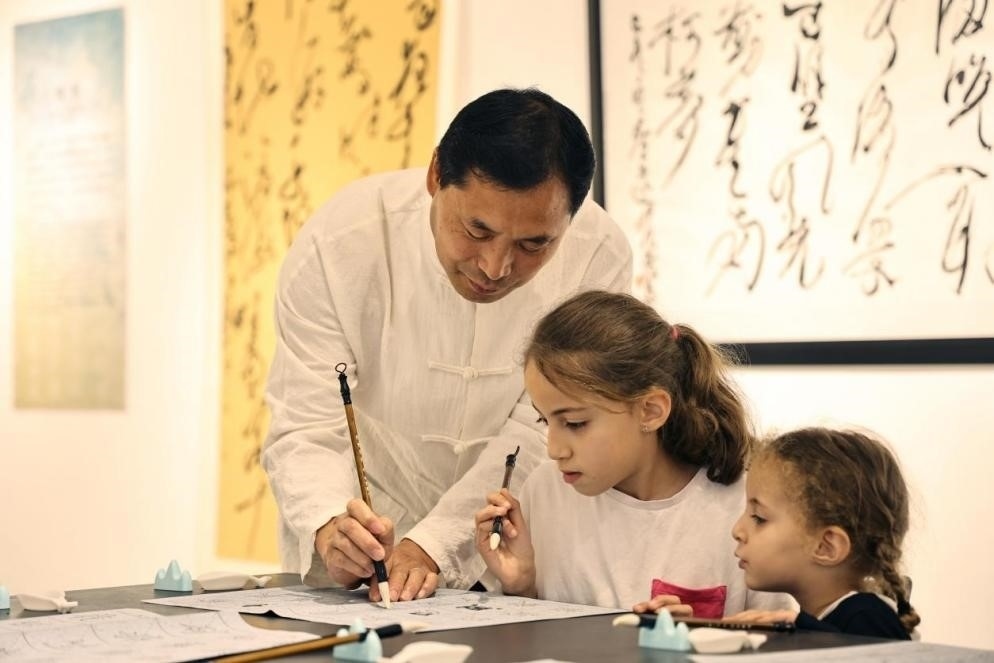 中國(guó)書法老師帶領(lǐng)現(xiàn)場(chǎng)觀眾體驗(yàn)書法。拉巴特中國(guó)文化中心供圖