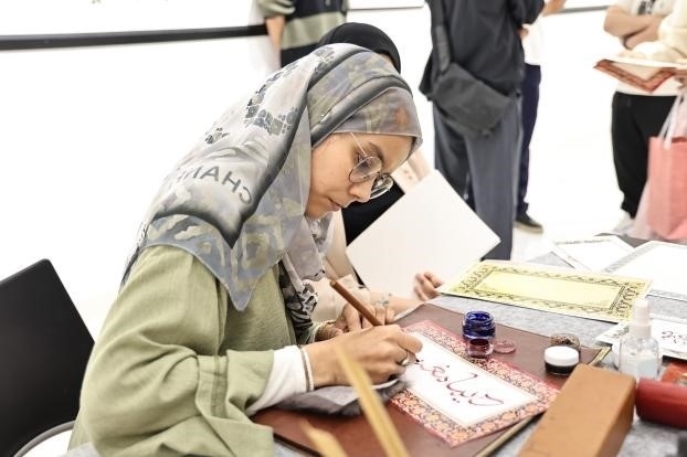 摩洛哥書法老師正在創(chuàng)作。拉巴特中國(guó)文化中心供圖