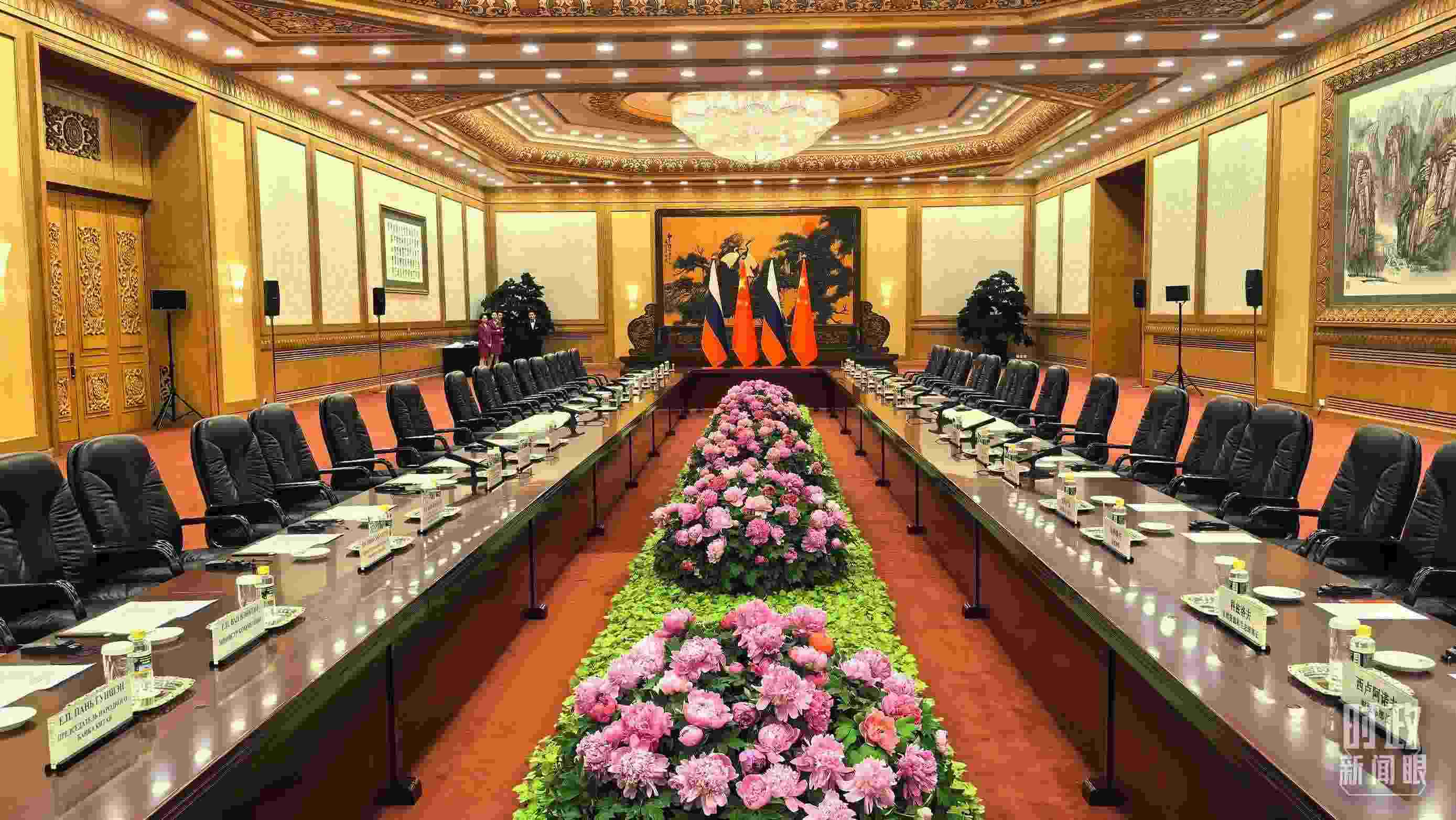 △中俄兩國元首隨后主持大范圍會談，這是會談開始前的現(xiàn)場。（總臺央視記者鄂介甫拍攝）