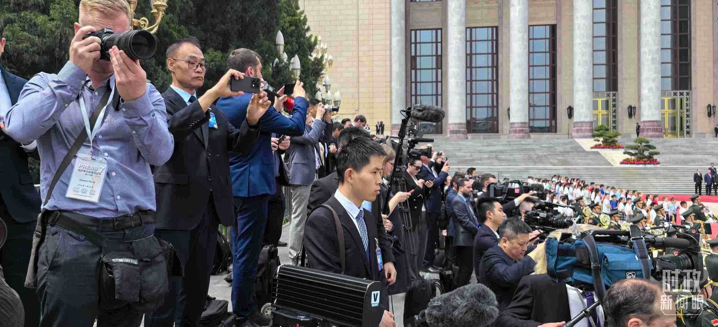 △當天參與現(xiàn)場報道的中外記者。（總臺央視記者楊波、王子杭拍攝）