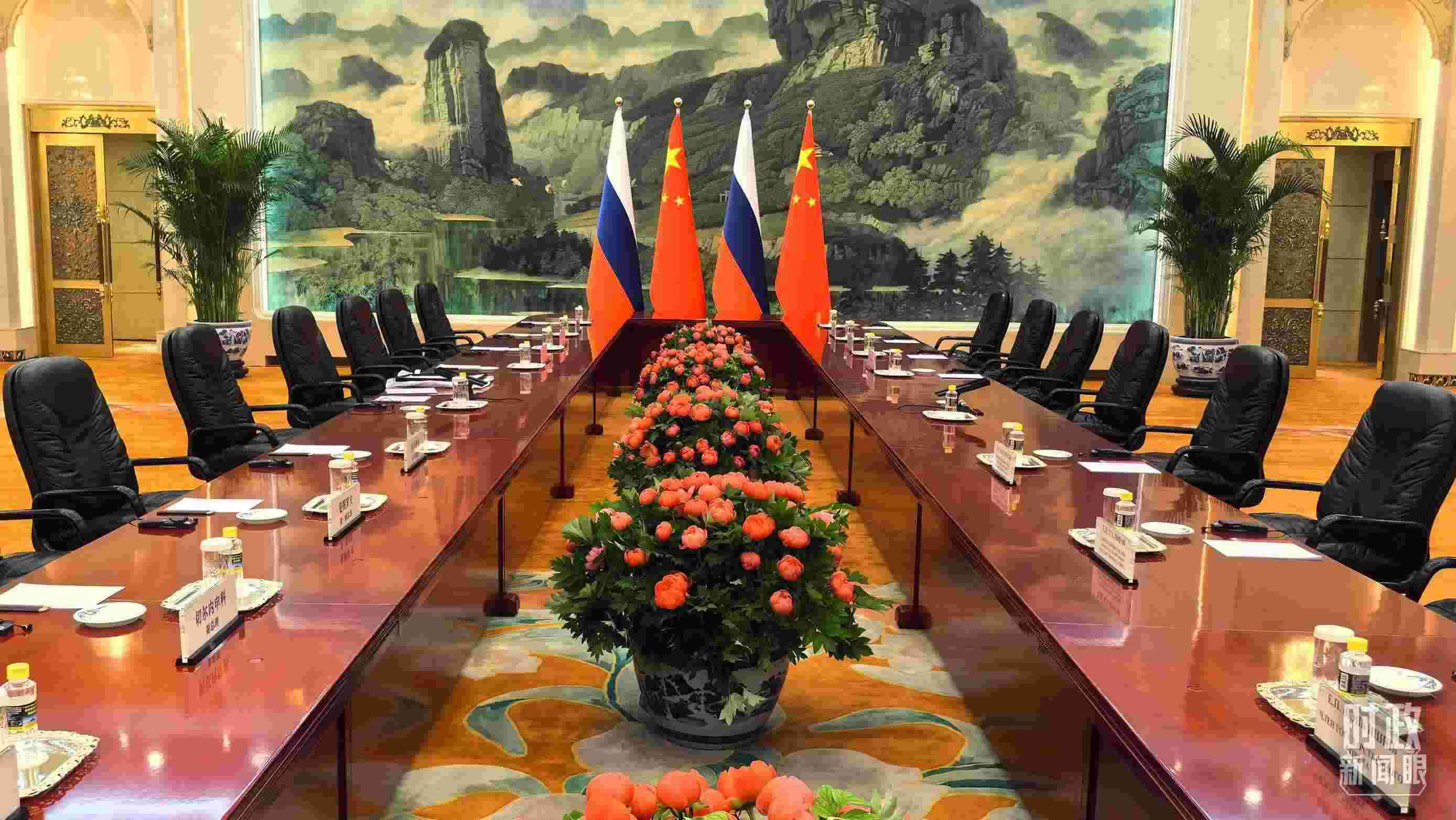 △中俄兩國元首首先舉行小范圍會談，這是會談開始前的現(xiàn)場。（總臺央視記者鄂介甫拍攝）