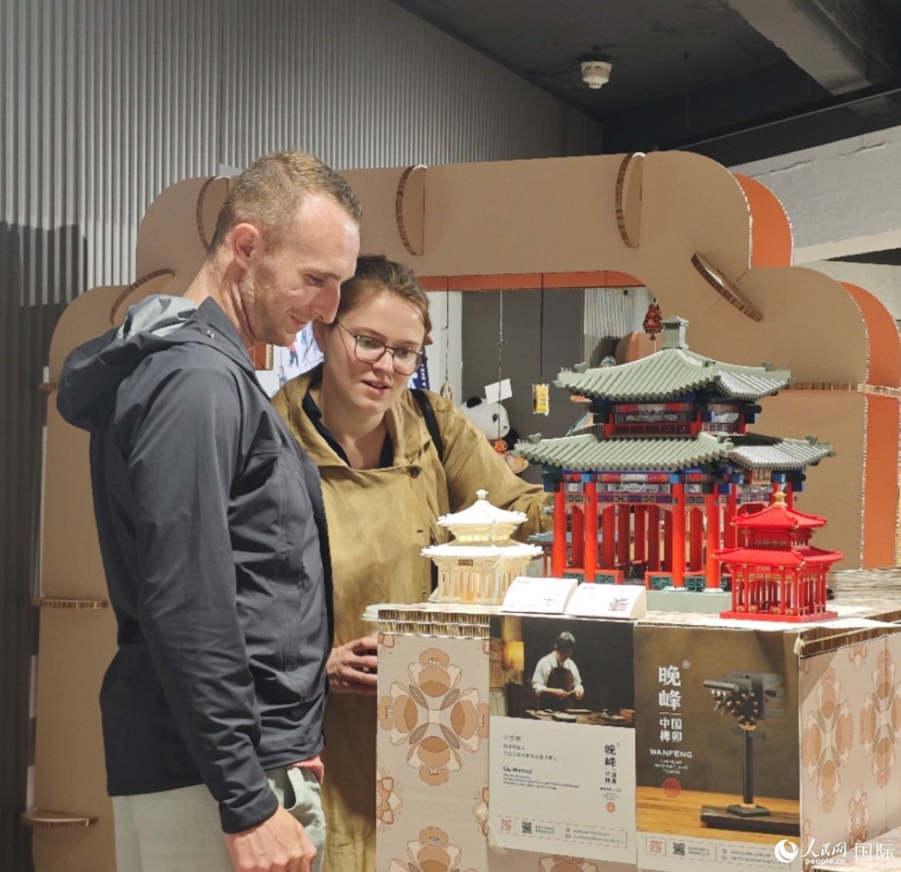 英國觀眾在欣賞中國傳統(tǒng)榫卯結(jié)構(gòu)建筑模型。邢雪攝