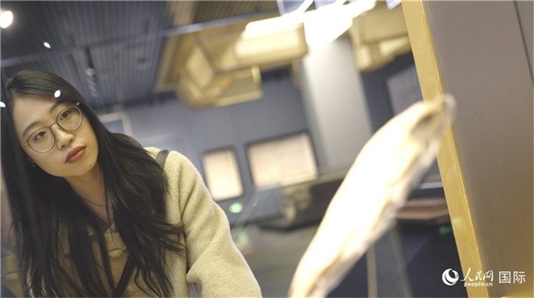 尹怡然在殷墟博物館新館參觀。人民網(wǎng)記者 劉寧攝