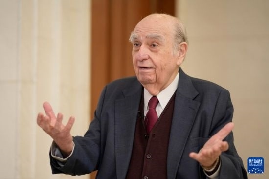  5月17日，烏拉圭前總統(tǒng)胡利奧·瑪麗亞·桑吉內(nèi)蒂在蒙得維的亞接受新華社記者專訪。新華社發(fā)（尼古拉斯·塞拉亞攝）