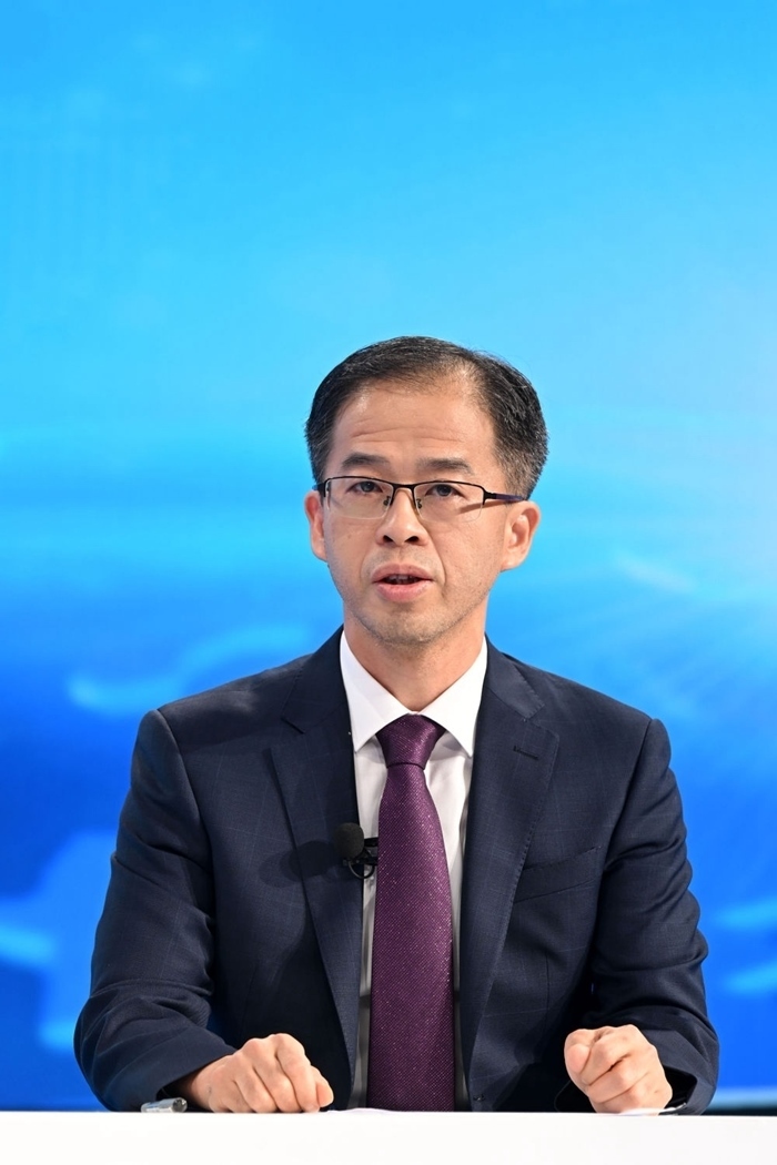 商務(wù)部政研室副主任丁維順在“中國(guó)經(jīng)濟(jì)圓桌會(huì)”錄制現(xiàn)場(chǎng)交流發(fā)言。新華社記者 金良快 攝