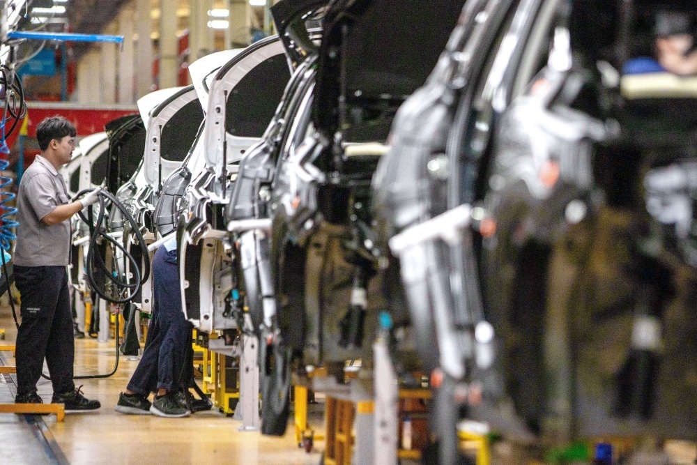 2023年9月7日，在位于泰國(guó)春武里府的上汽正大公司汽車工廠，工人在生產(chǎn)車間內(nèi)工作。新華社記者 王騰 攝