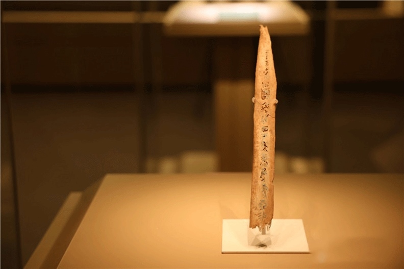 △殷墟博物館新館中展有我國博物館現(xiàn)存唯一一件文字鑲嵌綠松石甲骨。