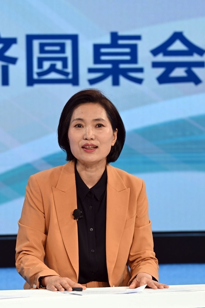 中國(guó)宏觀經(jīng)濟(jì)研究院對(duì)外經(jīng)濟(jì)研究所研究員曲鳳杰在“中國(guó)經(jīng)濟(jì)圓桌會(huì)”錄制現(xiàn)場(chǎng)交流發(fā)言。新華社記者 金良快 攝