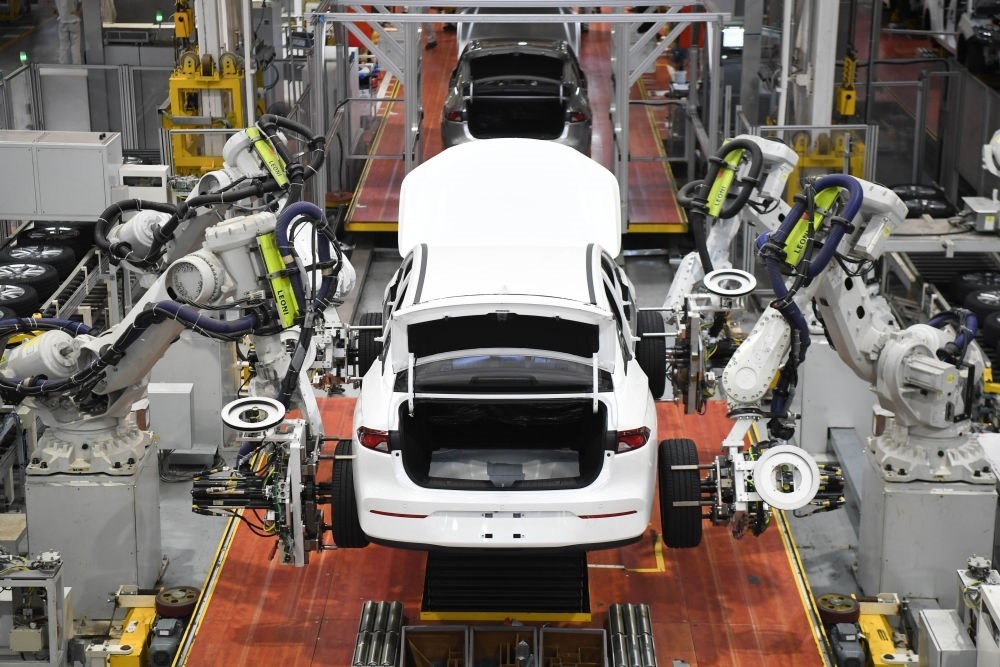 這是2024年4月24日拍攝的廣州廣汽埃安新能源汽車的全自動(dòng)化輪胎安裝工作站。新華社記者 鄧華 攝