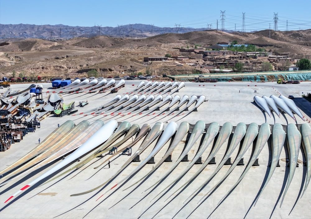 2024年5月11日拍攝的碼放在內(nèi)蒙古包頭市石拐區(qū)一家風(fēng)電設(shè)備制造企業(yè)廠區(qū)內(nèi)的葉片（無(wú)人機(jī)照片）。新華社記者 連振 攝