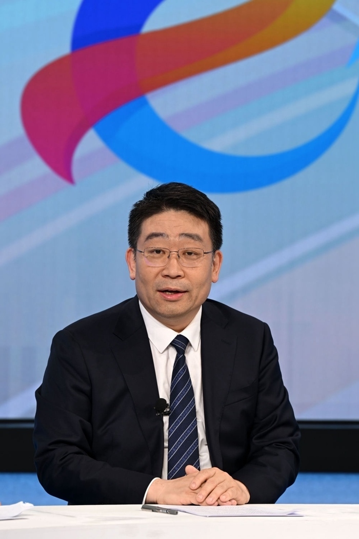 國(guó)家發(fā)展改革委產(chǎn)業(yè)司副司長(zhǎng)霍福鵬在“中國(guó)經(jīng)濟(jì)圓桌會(huì)”錄制現(xiàn)場(chǎng)交流發(fā)言。新華社記者 金良快 攝